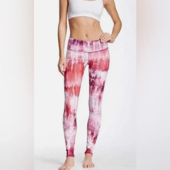 Alo Yoga Airbrush Leggings in Desert Sunset - Picture 2 of 9